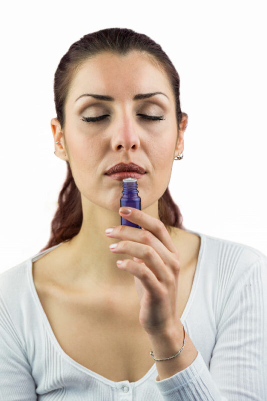 mujer inhalando ae