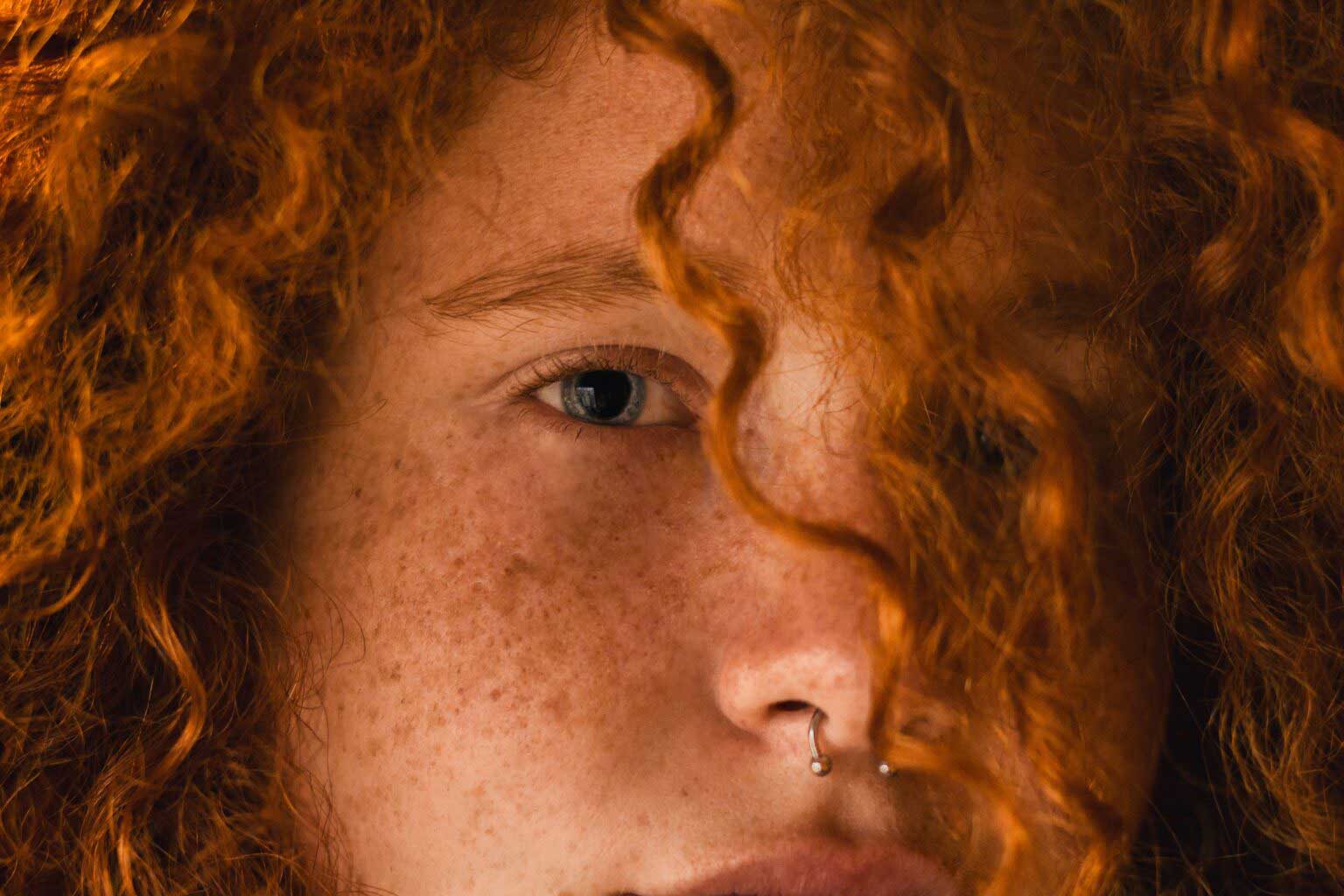 chica-pelo-rizado-rojo-opti